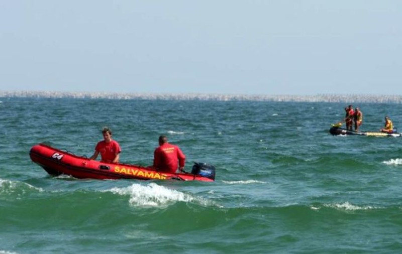 Un bărbat dat dispărut în mare şi căutat două ore de scafandri, găsit pe plajă la Eforie Nord