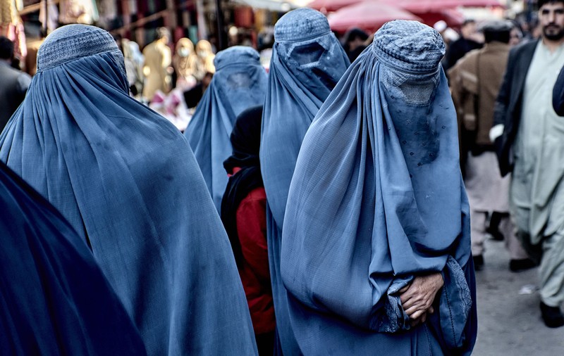 Talibanii le-au interzis femeilor afgane să recite Coranul cu voce tare: „Cu siguranță nu au voie nici să cânte"