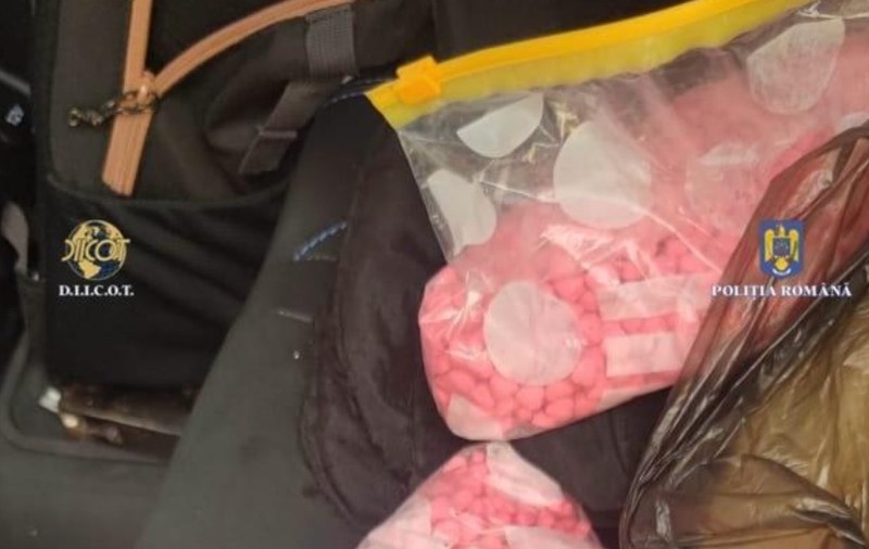 Zeci de mii de comprimate de ecstasy, descoperite la doi bărbaţi din Braşov. Drogurile urmau să fie vândute la festivaluri
