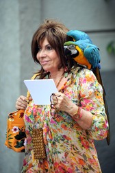 Patrizia Reggiani a fost adesea fotografiată pe străzile din Milano cu papagalul ei pe umăr | Foto: Hepta