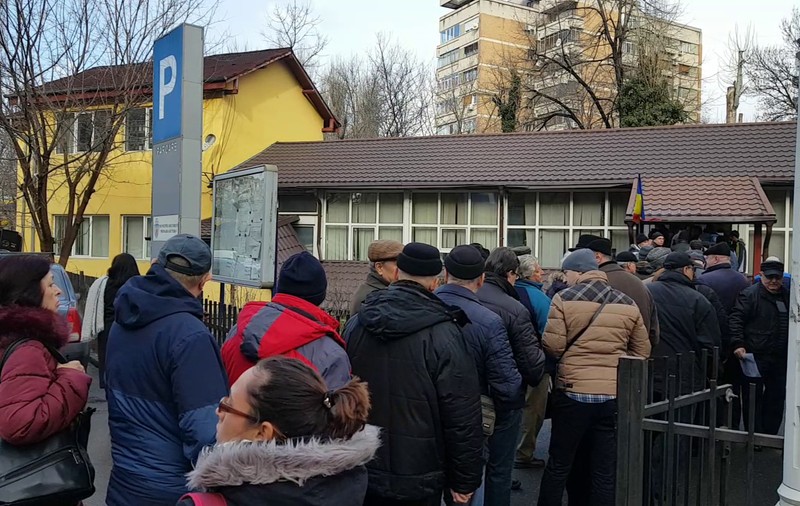 VIDEO | Cum se reînoieşte contractul pentru locul de parcare în Bucureşti. Sute de oameni au stat la coadă, deşi puteau trimite online toate documentele