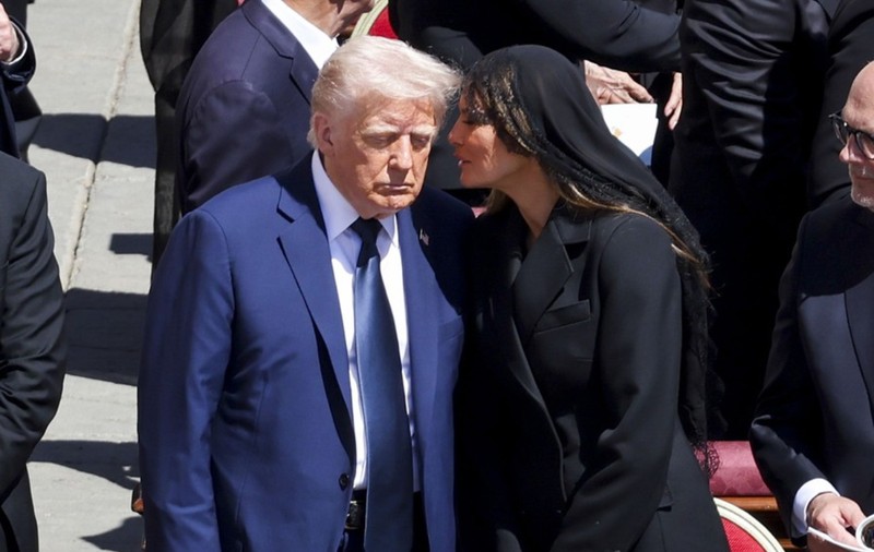 Ce i-a șoptit la ureche Melania Trump lui Donald Trump la funeraliile Papei Francisc. Un expert i-a citit pe buze primei-doamne
