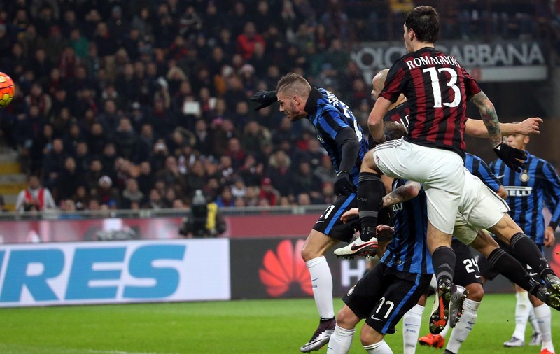 Al 216-lea ”Derby della Madonnina”, câştigat la scor de Milan. Învinsul Roberto Mancini a făcut un gest obscen / VIDEO