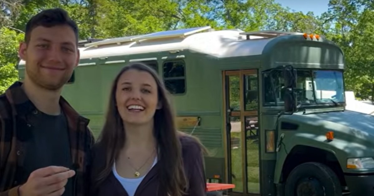 În imagine sunt ilustrați doi tineri, iar în spate este un autobuz de culoare verde, într-o curte