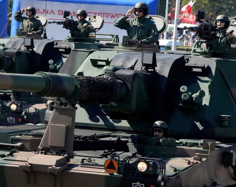 Polonia a organizat cea mai mare paradă militară din ultimele decenii, „într-o demonstrație de forță”. „Poate fi superputerea militară a UE și NATO”