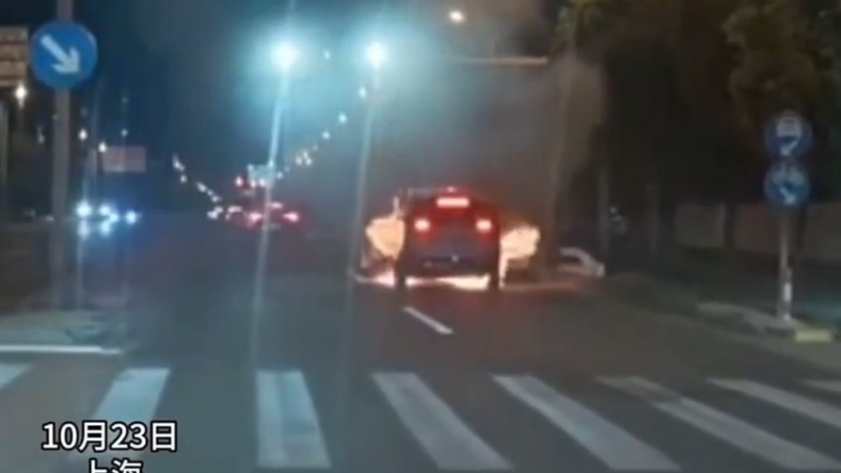 mașină în flăcări, pe o stradă, noaptea