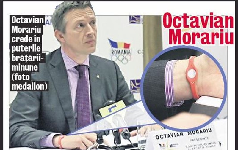 Octavian Morariu poartă brăţară energetică