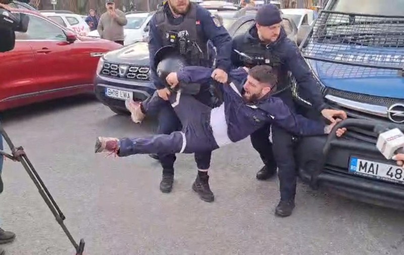 Bătaie între mineri și jandarmi la protestul din Piața Victoriei. „Au aruncat cu obiecte asupra forțelor de ordine și au forțat dispozitivul de panouri metalice”