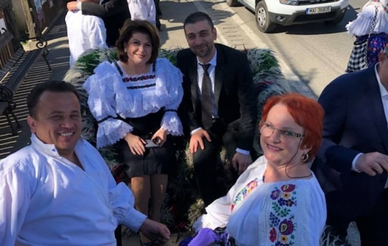 Rovana Plumb și Liviu Pop, în căruță. ”Parcă suntem Prințesa Diana și Prințul Charles”