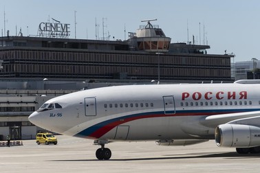 Avionul prezidențial IL-96-300 PU sosește pe aeroportul Cointrin din Geneva. Foto: EPA