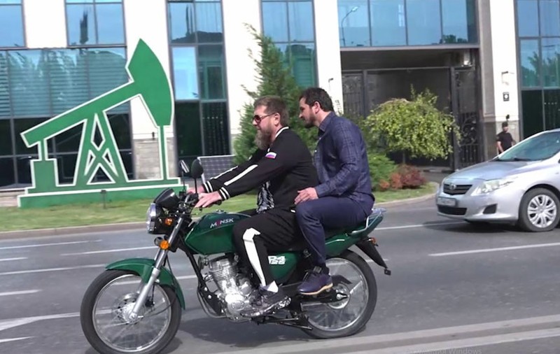 Ramzan Kadîrov a primit o motocicletă Minsk cadou din Belarus și s-a plimbat prin Groznîi: „De la prietenii noștri” | VIDEO