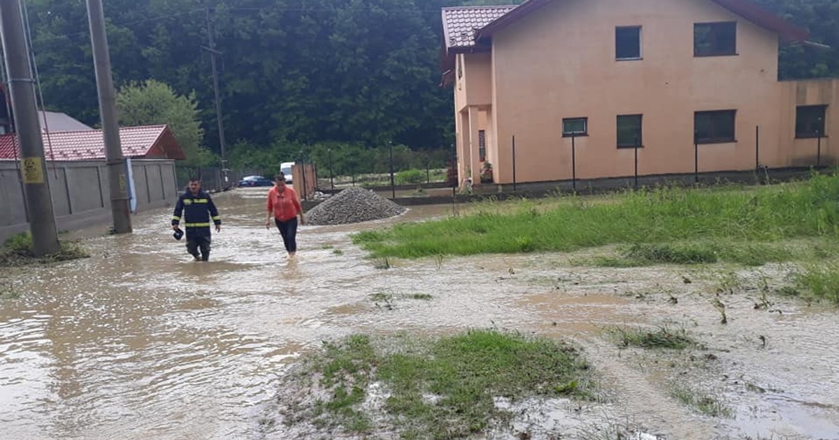 Inundații în Pitești, după ce a plouat cu găleata