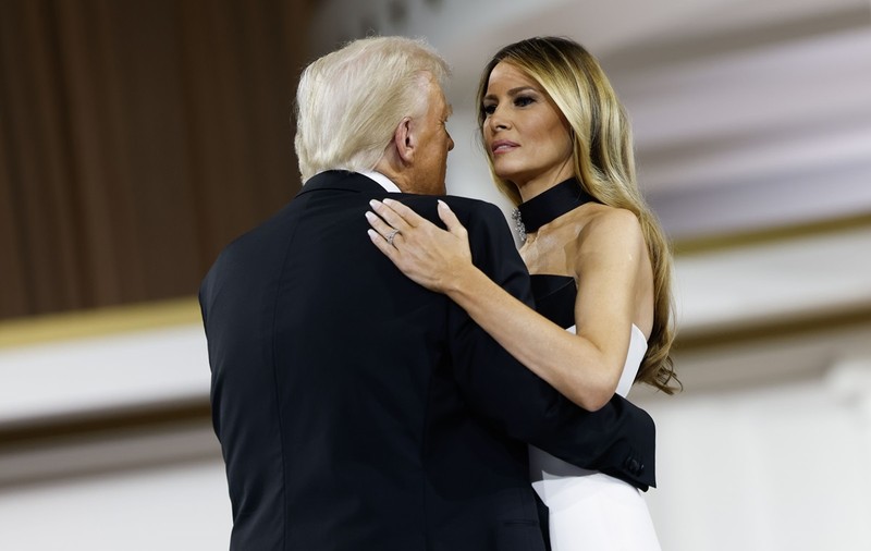 Rochia purtată de Melania Trump la balul inaugural al lui Donald Trump. Cine e designerul care i-a creat ținuta alb-negru, cu choker la gât