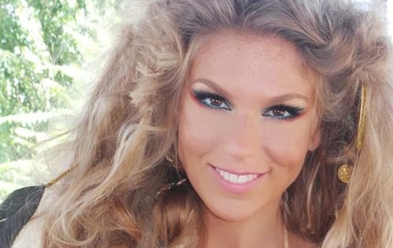IMAGINI EMOŢIONANTE. Corina FACE COZONACI ŞI PÂINE alături de BUNICA EI