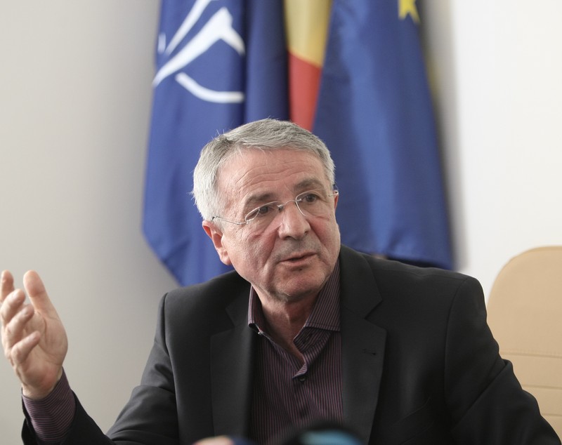 Marius Lăcătuș a ales: Ion Ion este noul antrenor al echipei CSA Steaua. ”Ozonel”, prezentat azi. Primele declarații: ”Palmaresul e la noi”. Reacția lui Gigi | FOTO
