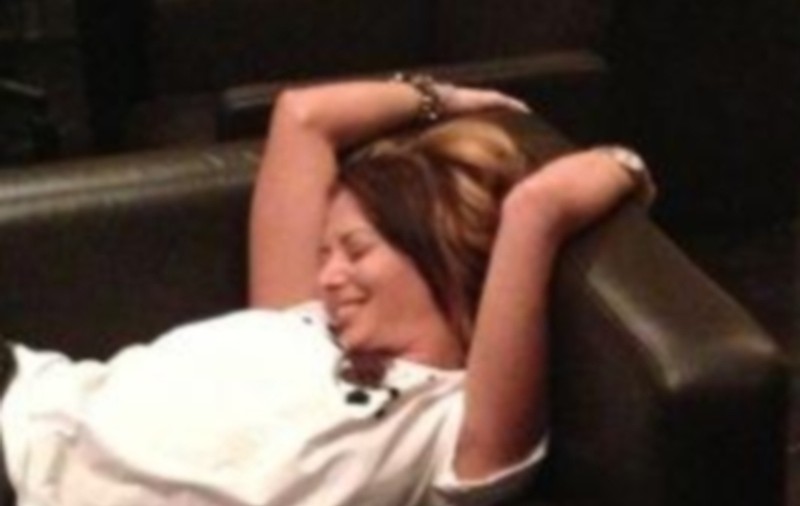 Delia Matache, CRĂCĂNATĂ, PE CANAPEAUA din biroul soţului ei | FOTO ÎN ARTICOL