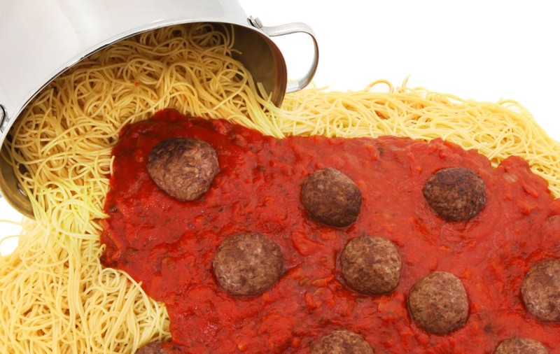 Jaf în stil italian între rude: o femeie a furat pastele, carnea, bijuteriile și mobila din casa cumnatei sale