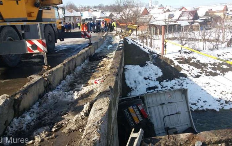 Accidentul rutier de la Chendu, în Mureş. Peste 5.000 de litri de motorină au ajuns în pârâul Nadeş