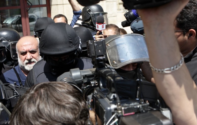 Omar Hayssam în momentul în care este dus în arest la București