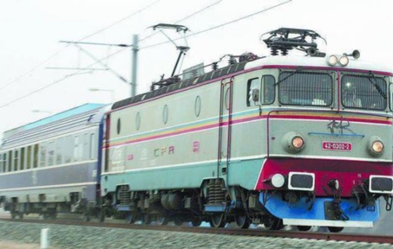 MAŞINĂ LOVITĂ DE TREN, în judeţul Argeş! Opt persoane sunt rănite