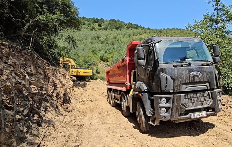 Cum decurg lucrările de defrișare pe Valea Oltului la o săptămână de când traficul a fost oprit. Anunțul șefului CNAIR
