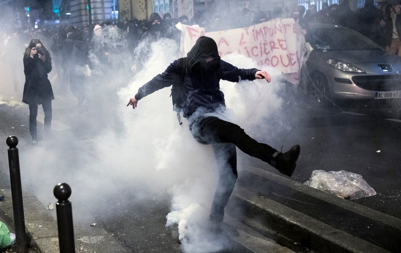 Protestele violente care au izbucnit într-o suburbie a Parisului au ajuns și în capitala Franței | FOTO