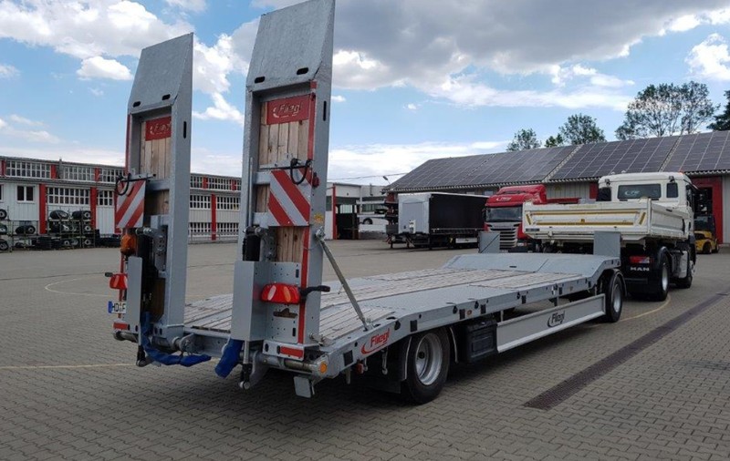 Remorca trailer: soluțiile FLIEGL și EVO Trailers pentru transportul utilajelor grele