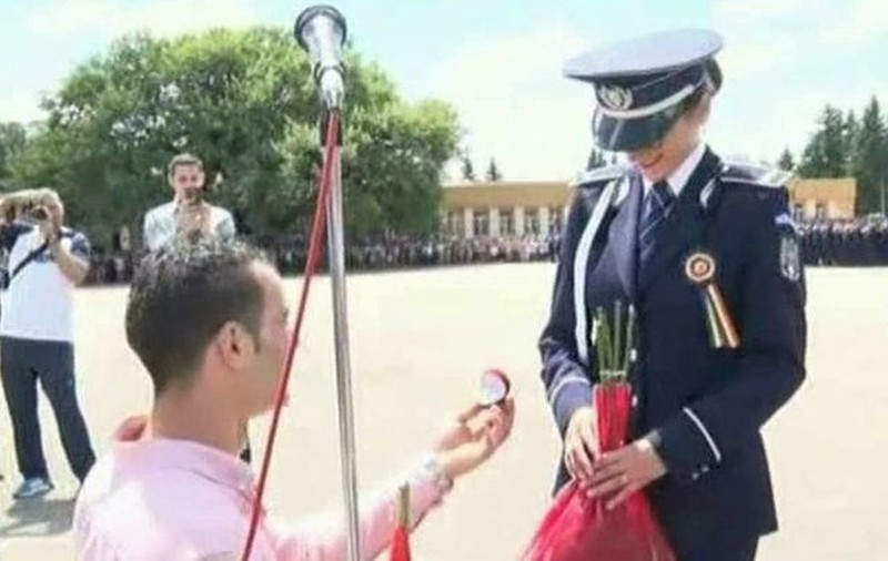 O tânără din Brăila a fost cerută în căsătorie în ziua în care a absolvit școala de poliție | VIDEO