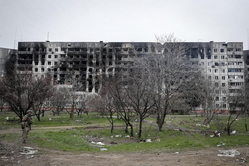 Complex de apartamente din Mariupol, azi, doar o ruină. Foto: EPA