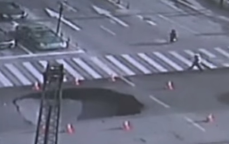 Momentul incredibil în care un crater uriaș s-a format în mijlocul unei intersecții. Un polițist a reușit să evite dezastrul | VIDEO