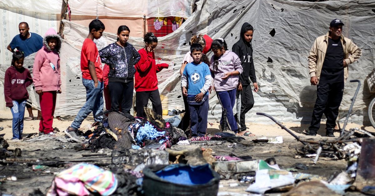 Copiii se adună lângă rămășițele unui adăpost de corturi care ar fi fost lovit de un atac israelian în Khan Yunis, în sudul Fâșiei Gaza, pe 17 aprilie 2025