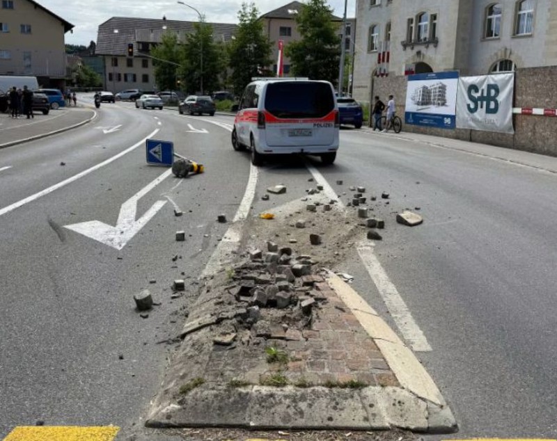 O șoferiță s-a urcat dezbrăcată la volan și a provocat mai multe accidente, până când un grup de vecini curajoși i-au oprit mașina în stradă