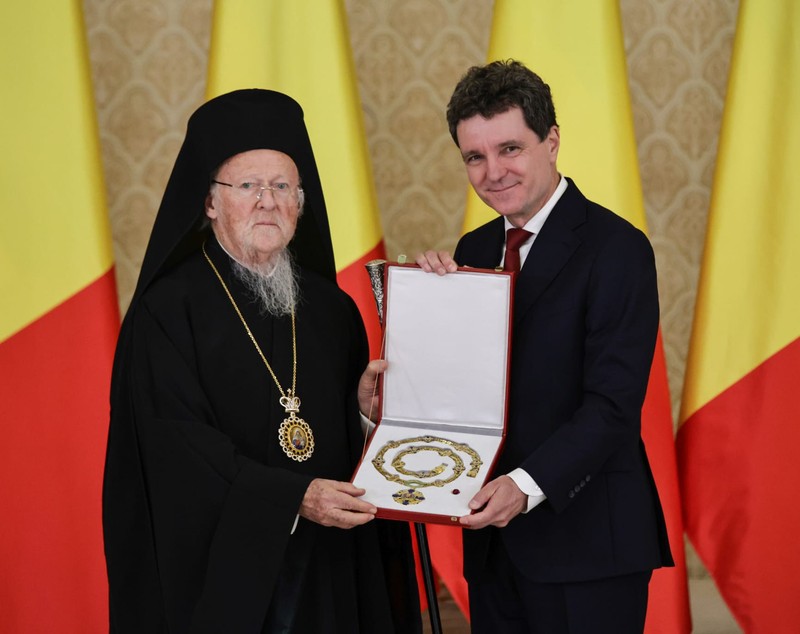 Bartolomeu I, decorat de Nicușor Dan după sfințirea Catedralei Neamului: „România trăieşte un moment istoric”