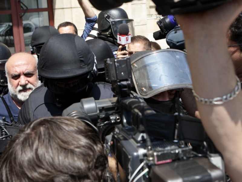 Omar Hayssam în momentul în care este dus în arest la București