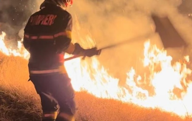 Incendiu de proporții pe suprafața a două comune din Vâlcea. Pompierii s-au luptat cu flăcările timp de câteva ore