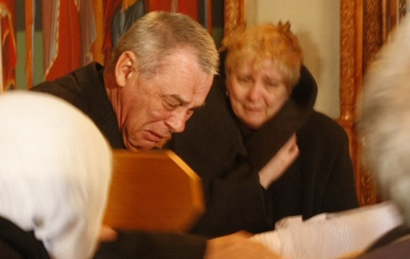 Părinţii Micăi, DISTRUŞI DE DURERE, LÂNGĂ SICRIUL fetei lor | FOTO