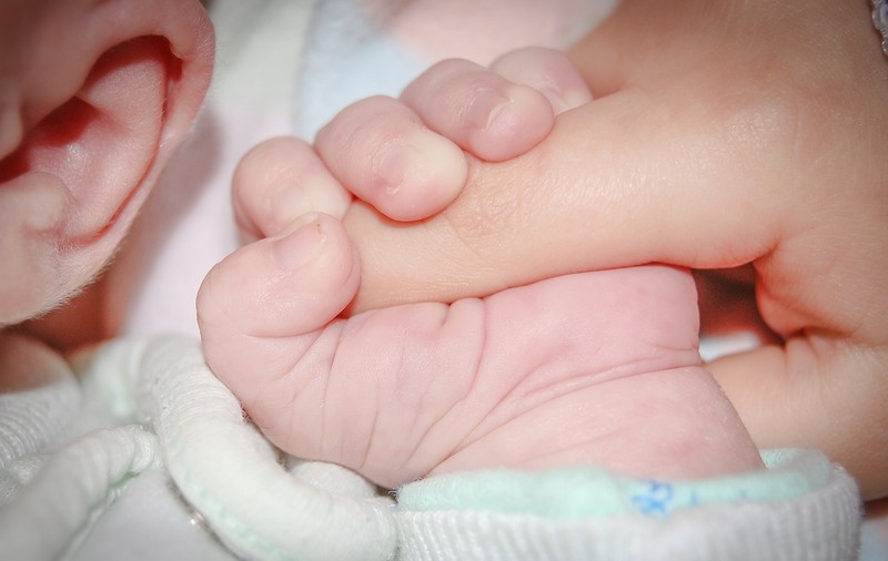 O româncă a păcălit un italian că este tatăl bebelușului ei. I-a trimis o avere pentru copil