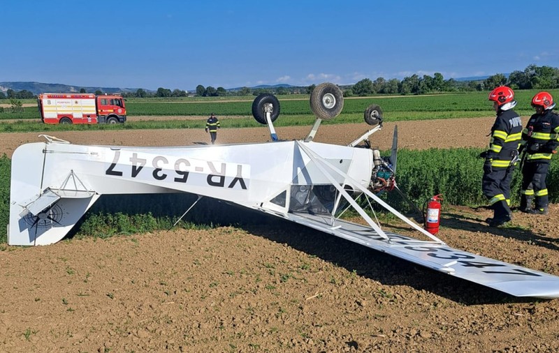 Pilotul unui avion de mici dimensiuni, nevoit să aterizeze forțat pe un câmp din Alba. Motivul incidentului
