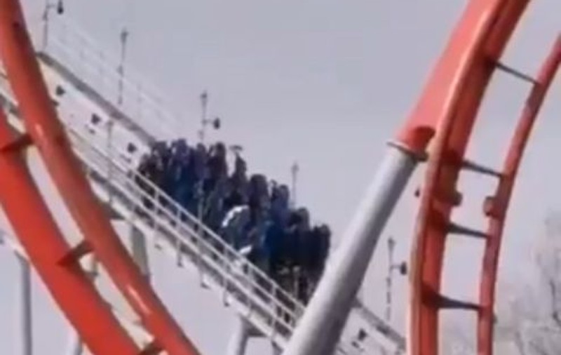VIDEO | Momente de panică într-un parc de distracții. Oamenii au rămas blocați la peste 30 de metri înălțime