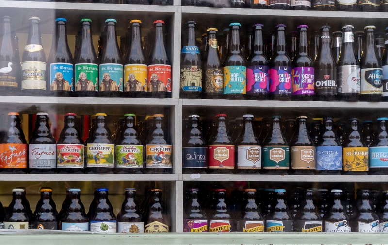 Schimbare în obiceiurile de consum. Francezii beau acasă mai multă bere decât vin