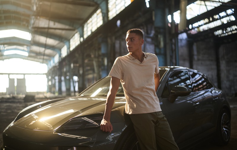 David Popovici a semnat un nou parteneriat: ședință foto specială pe străzile din București cu un Porsche Macan Electric