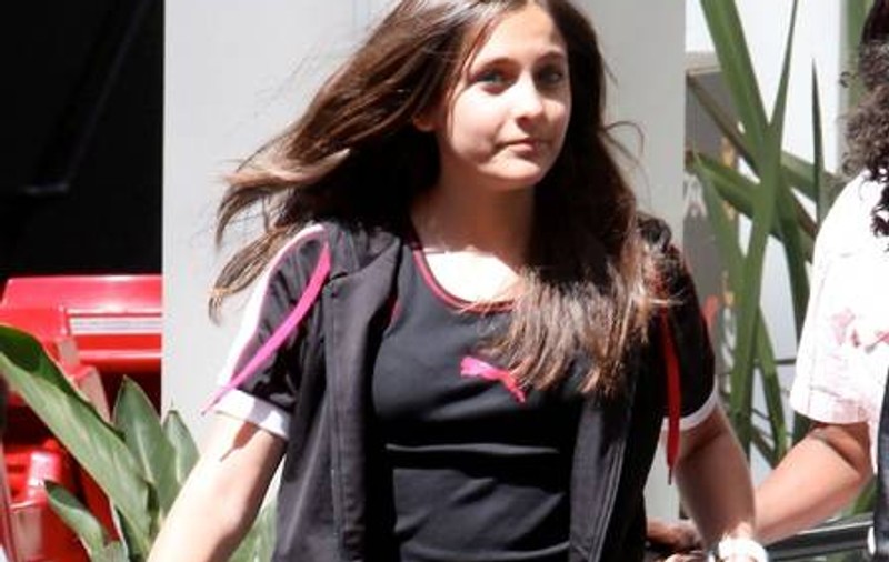 Paris Jackson doarme cu jacheta lui Michael în brațe