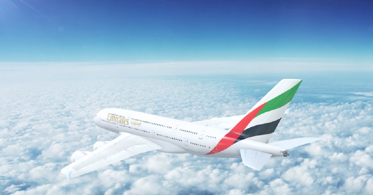 Imagine cu un Airbus,A380 de la compania Emirates, surprins în zbor deasupra norilor