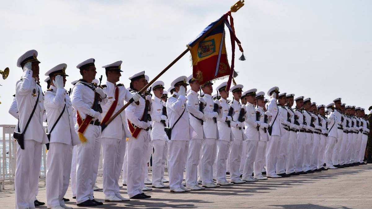 Forțele Navale Române în timpul paradei de Ziua Marinei în Portul Tomis din Constanța, militarii poartă uniforme albe