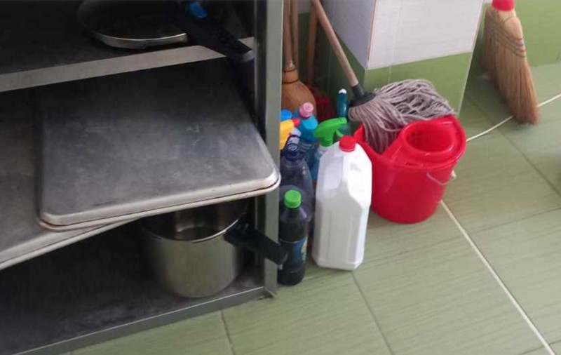 Produse expirate și excremente de şoareci la cantina unui liceu din Timișoara. Inspectorii ANPC au închis-o și amendat-o