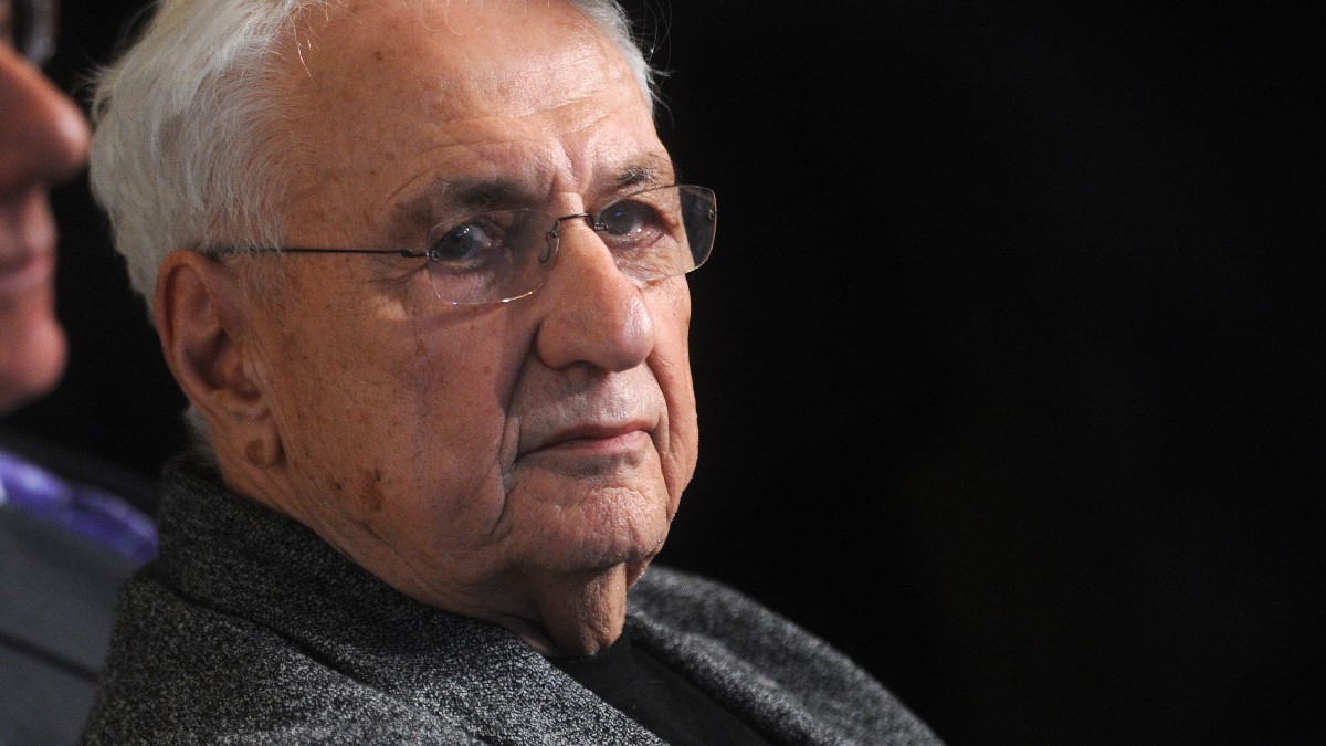 Frank Gehry, unul dintre pilonii arhitecturii moderne, a încetat din viață la vârsta de 96 de ani.