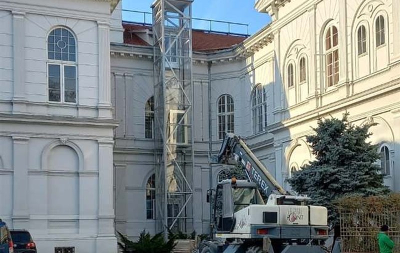 Un muncitor care lucra la reabilitarea acoperișului Primăriei Arad a căzut cu liftul pentru materiale de construcții. Bărbatul este în comă