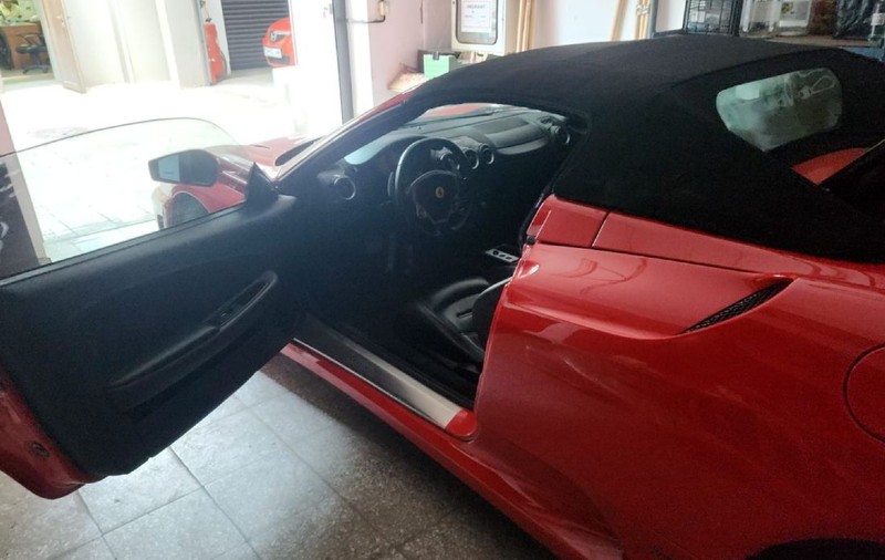 Ferrari F430 Spider, cu doar 24.959 km, scos la licitație de ANAF la Timișoara