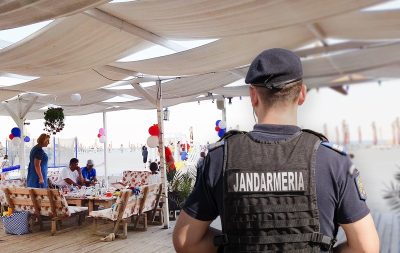 Comandantul din Jandarmerie care lucra la terasa soției, alături de doi subalterni, în timpul programului. Le gătea scoici turiștilor, în timp ce trebuia să asigure ordinea la un meci al Farului