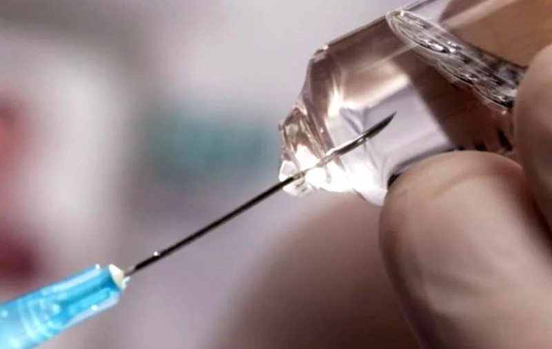 Virusolog englez: „Nu cred că vaccinul Covid - 19 va fi gata înainte de 18 luni”. De ce durează testele